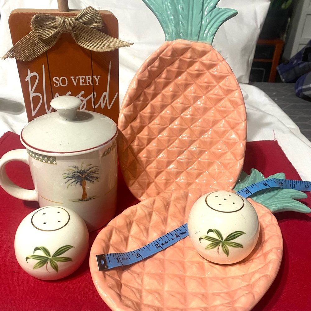 Serving trays with salt n pepper shaker n decanter